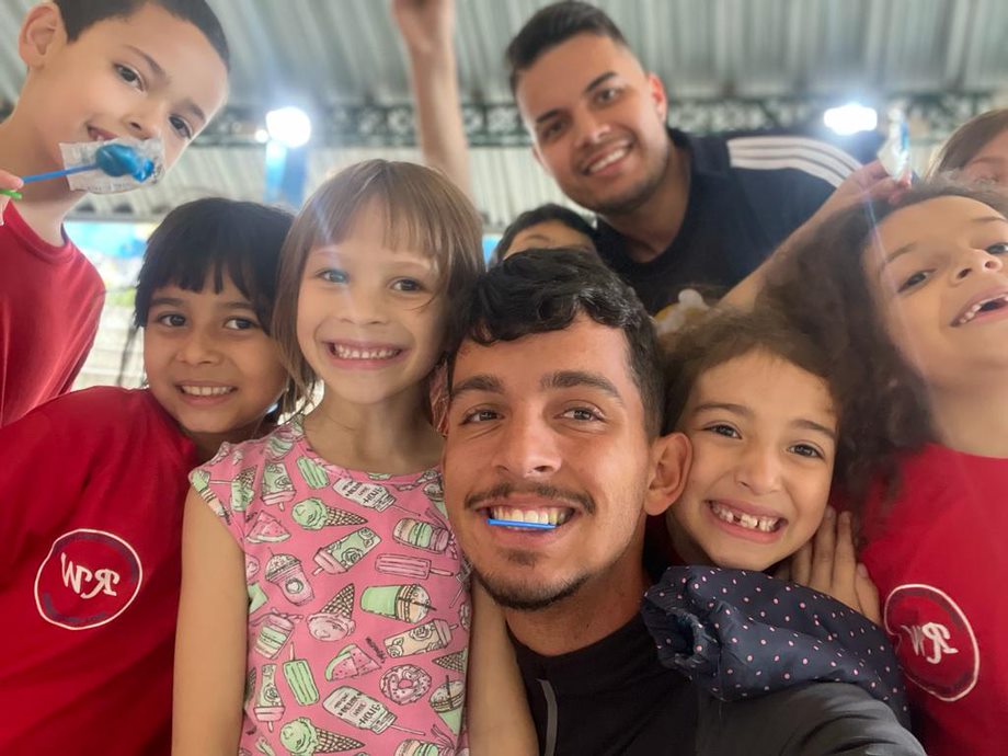 crianças praticando tênis